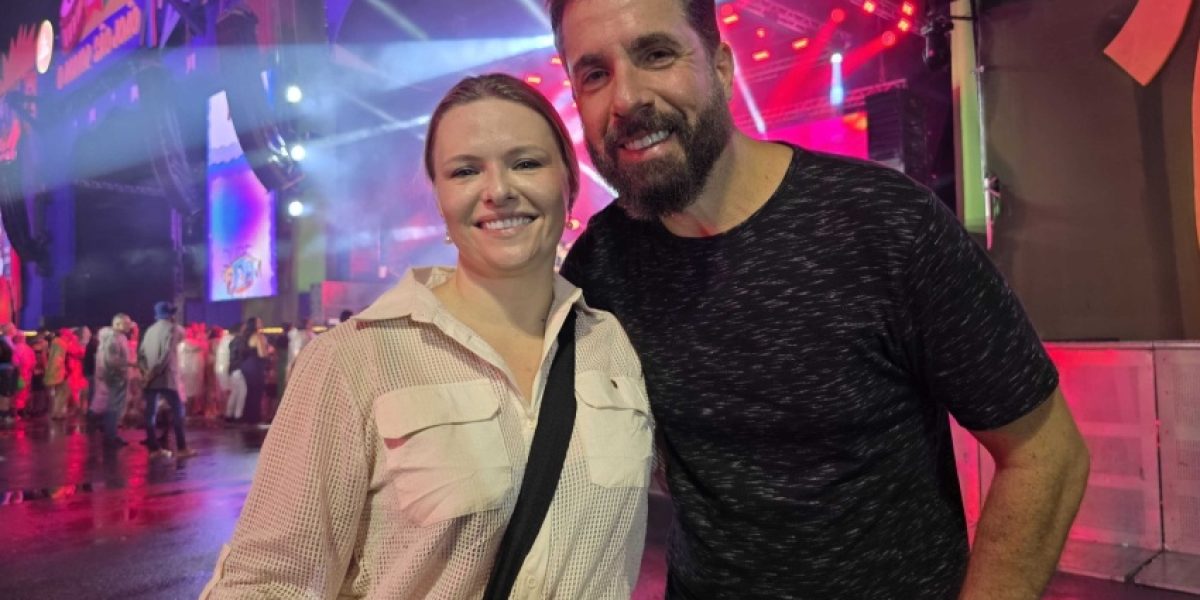 Fã de Simone Mendes, o casal Daiana e Anderson, de Goiânia(GO), aproveitou a última noite no polo Jaraguá. Foto: Beto Macário